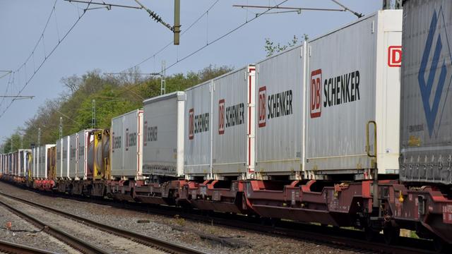 Ein Güterzug mit zahlreichen Fracht-Containern.