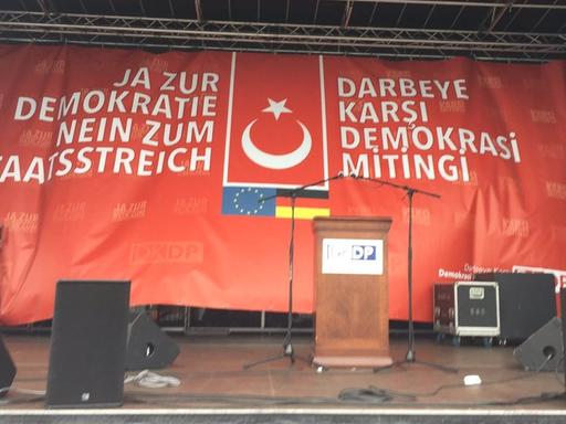 Blick auf die noch leere Bühne der Pro-Erdogan-Kundgebung.