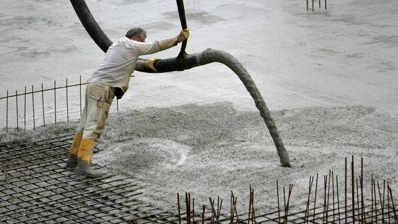 Betonieren eines Stahlbeton-Fundamentes in Essen-Stoppenberg
