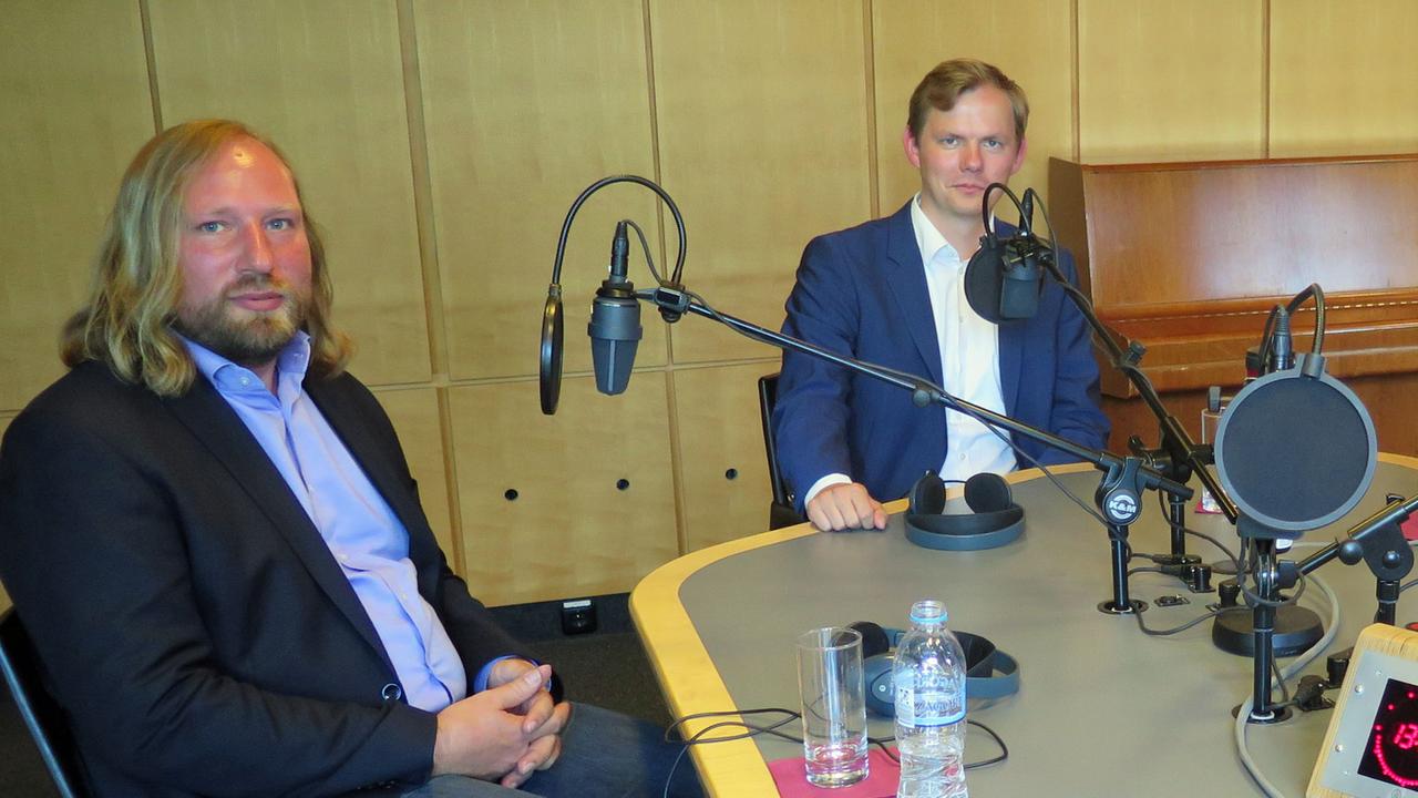 Der Fraktionschef der Grünen im Bundestag Anton Hofreiter und Ludwig Börger, Referatsleiter Milch beim Deutschen Bauernverband, im Studio von Deutschlandradio Kultur. Der Fraktionschef der Grünen im Bundestag Anton Hofreiter und Ludwig Börger, Referatsleiter Milch beim Deutschen Bauernverband, im Studio von Deutschlandradio Kultur.