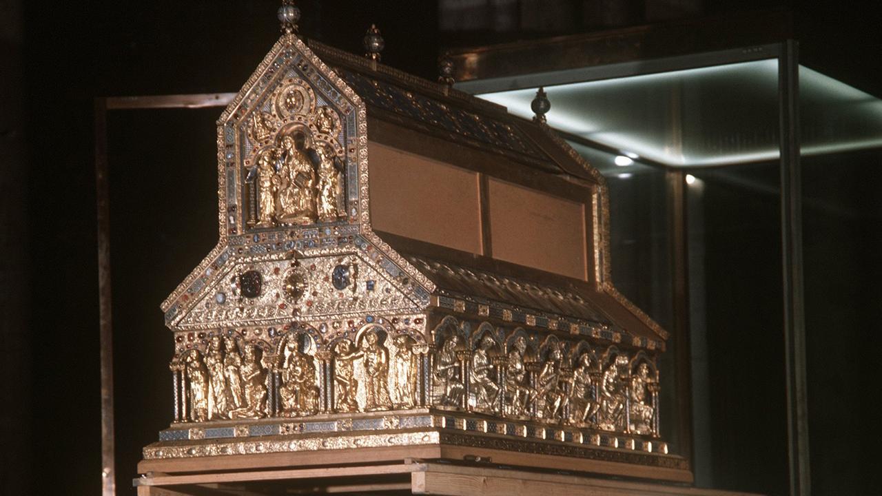 Blick auf den Reliquienschrein mit den Gebeinen der Heiligen Drei Könige im Kölner Dom. Blick auf den Reliquienschrein mit den Gebeinen der Heiligen Drei Könige im Kölner Dom.
