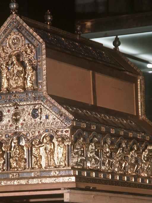 Blick auf den Reliquienschrein mit den Gebeinen der Heiligen Drei Könige im Kölner Dom.