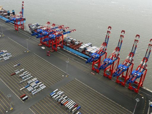Mit der "Eugen Maersk" und der "Majestic Maersk" (l) liegen am 04.10.2013 zwei Containerriesen der Maersk-Reederei an der Pier des JadeWeserPorts in Wilhelmshaven (Niedersachsen)