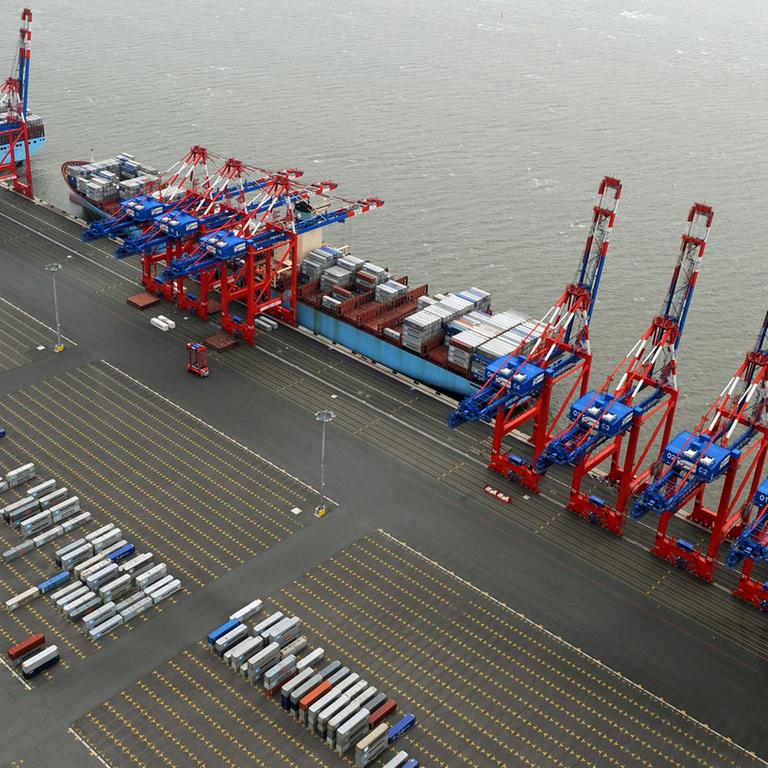 Mit der "Eugen Maersk" und der "Majestic Maersk" (l) liegen am 04.10.2013 zwei Containerriesen der Maersk-Reederei an der Pier des JadeWeserPorts in Wilhelmshaven (Niedersachsen)