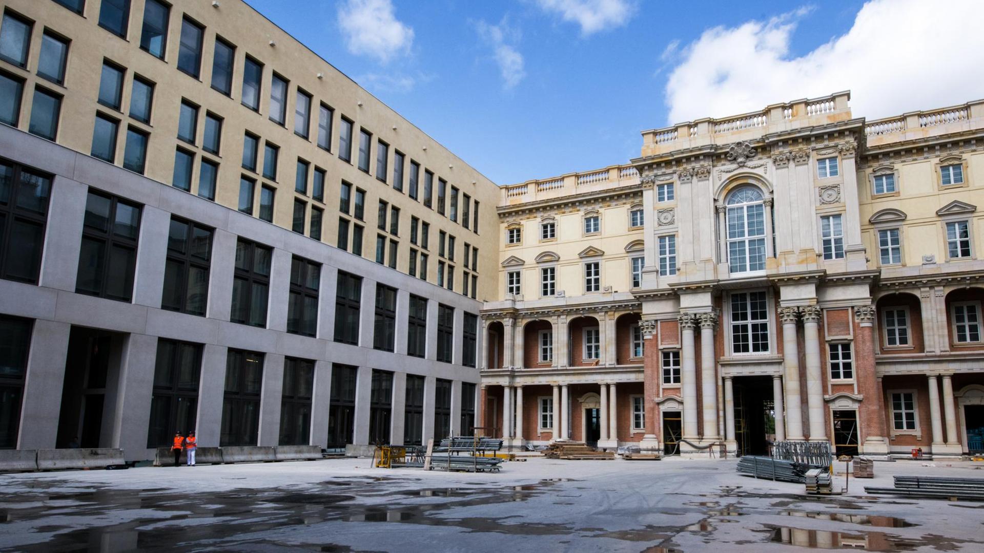 Fast fertig: Der Schlüterhof im Humboldt Forum, drei Seiten wurden rekonstruiert, eine Seite besteht aus schlichtem Beton. Fast fertig: Der Schlüterhof im Humboldt Forum, drei Seiten wurden rekonstruiert, eine Seite besteht aus schlichtem Beton.