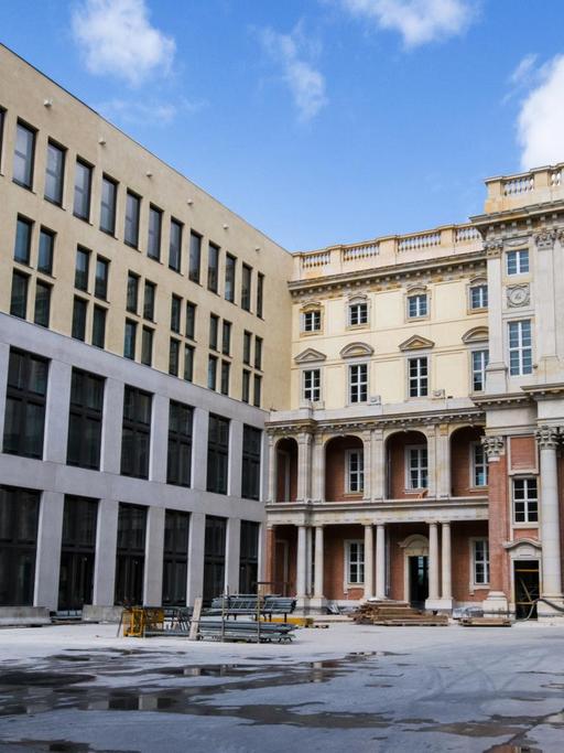 Fast fertig: Der Schlüterhof im Humboldt Forum, drei Seiten wurden rekonstruiert, eine Seite besteht aus schlichtem Beton.