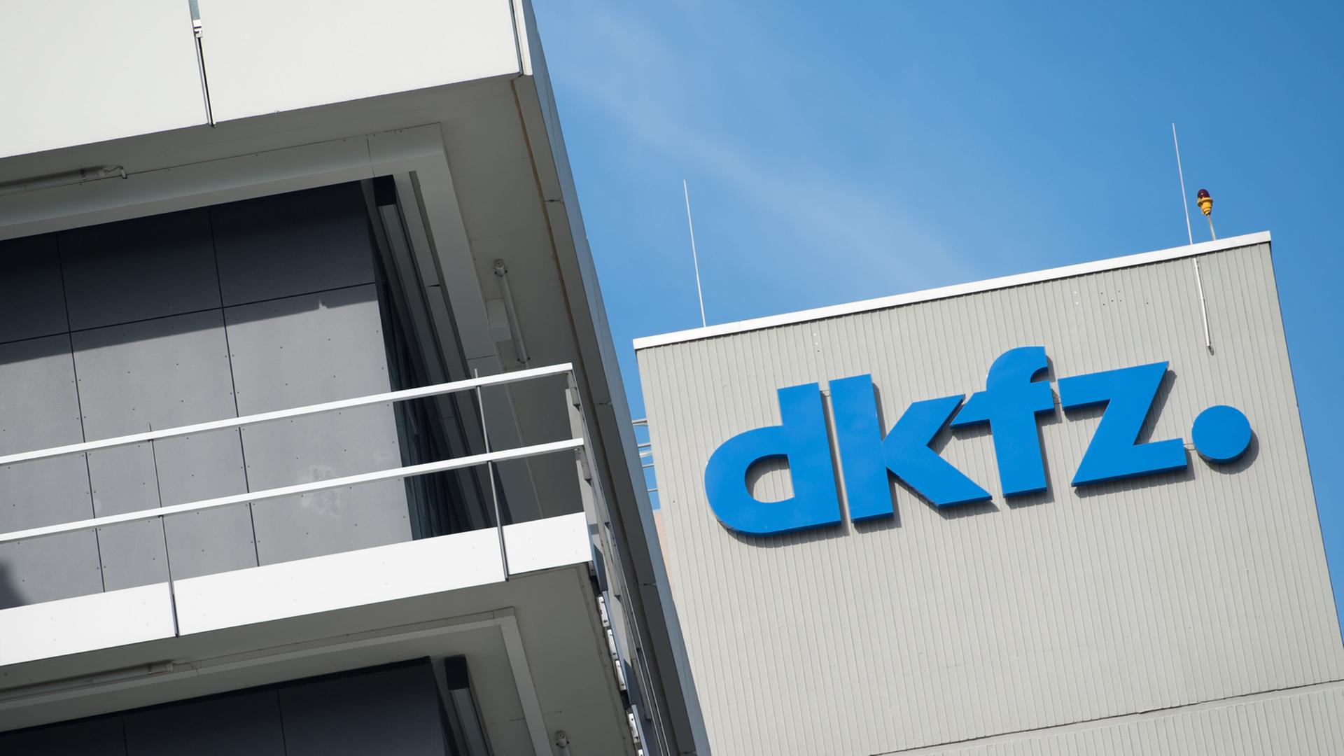 Das Logo des Deutschen Krebsforschungszentrums ist am 23.04.2014 in Heidelberg (Baden-Württemberg) am Hauptgebäude zu sehen. Das DKFZ feiert in diesem Jahr sein 50-jähriges Bestehen. Das Logo des Deutschen Krebsforschungszentrums ist am 23.04.2014 in Heidelberg (Baden-Württemberg) am Hauptgebäude zu sehen. Das DKFZ feiert in diesem Jahr sein 50-jähriges Bestehen.