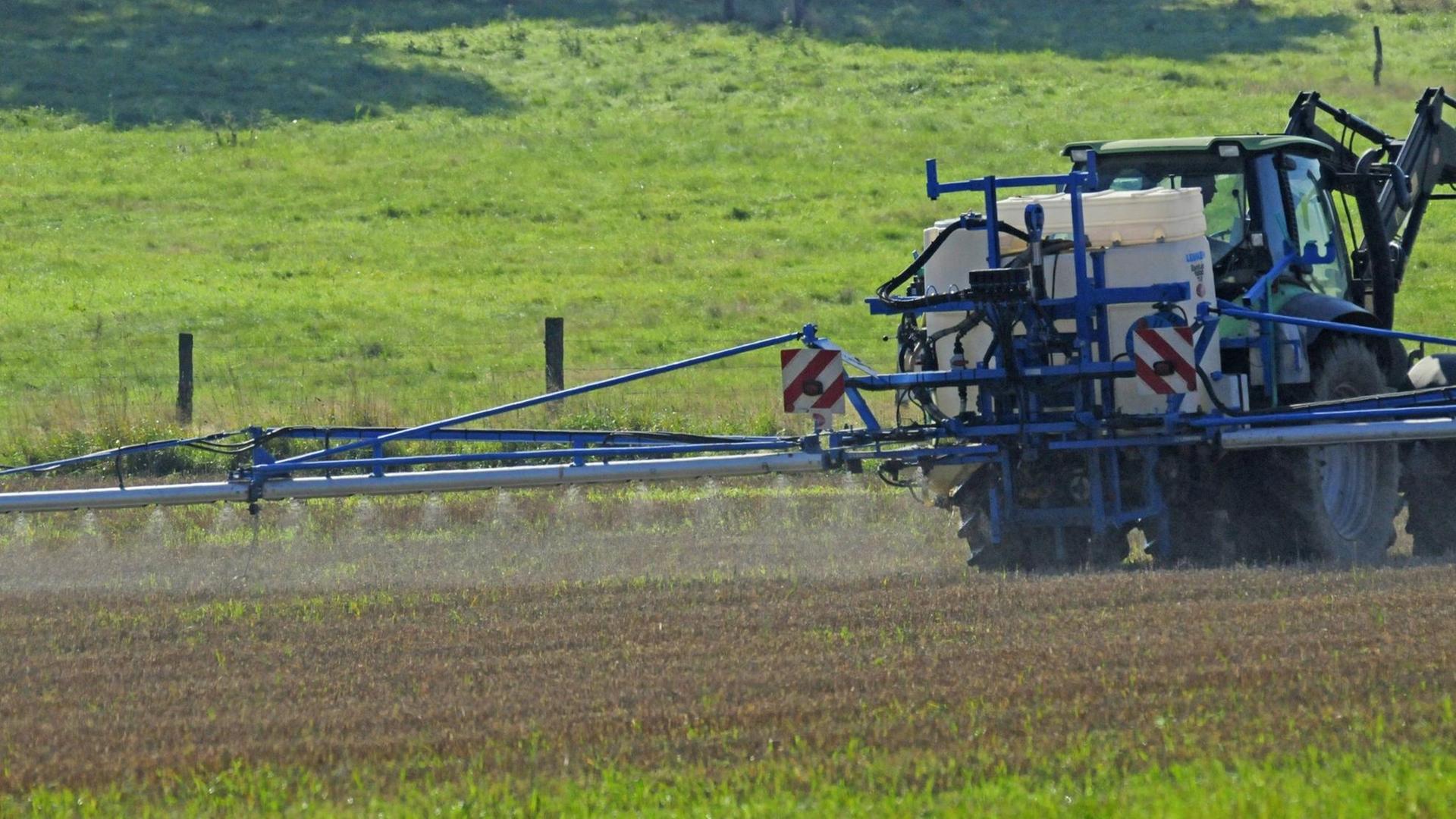 Traktor spritzt Glyphosat zur Unkrautvernichtung im Sommer, Deutschland, Rheinland-Pfalz, Westerwald.