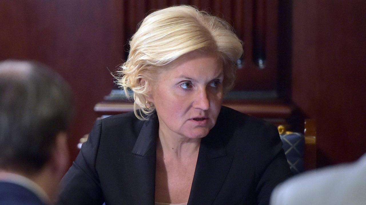Russlands stellvertretende Premierministerin Olga Golodez, blonde Haare, dunkles Jackett, im Gespräch. Russlands stellvertretende Premierministerin Olga Golodez, blonde Haare, dunkles Jackett, im Gespräch.