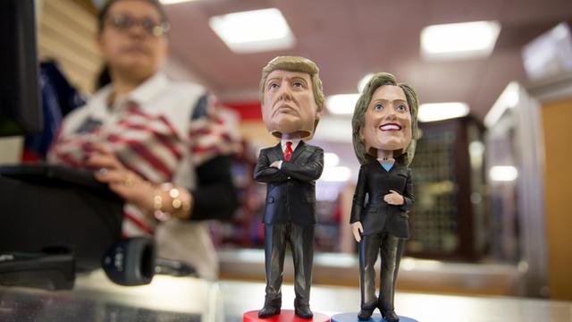 Wackelfiguren mit stilisierten Köpfen des republikanischen Kandidaten Donald Trump und der demokratischen Kandidatin Hillary Clinton
