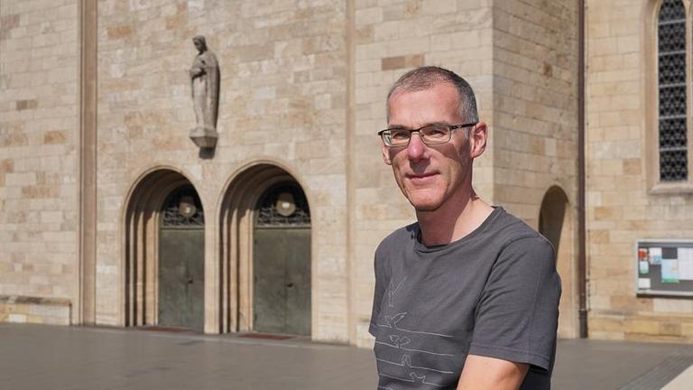 Bernd Mönkebüscher ist katholischer Priester in Hamm. 2019 veröffentlichte er das Buch "Unverschämt katholisch sein". Darin schreibt er unter anderem über seine Homosexualität.