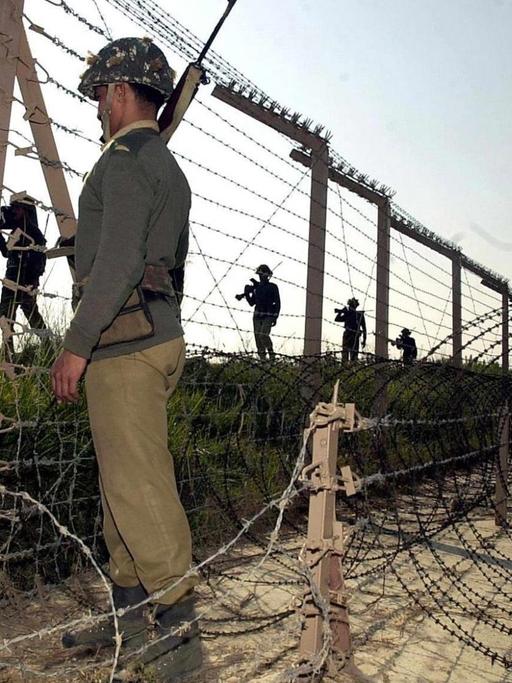 Grenzpolizei in der Kaschmir-Region in Ramgarh. Der Zaun trennt das durch Indien kontrollierte vom pakistanisch kontrollierten Kaschmir.