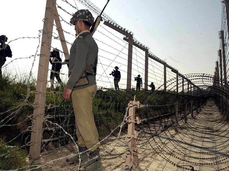 Grenzpolizei in der Kaschmir-Region in Ramgarh. Der Zaun trennt das durch Indien kontrollierte vom pakistanisch kontrollierten Kaschmir.
