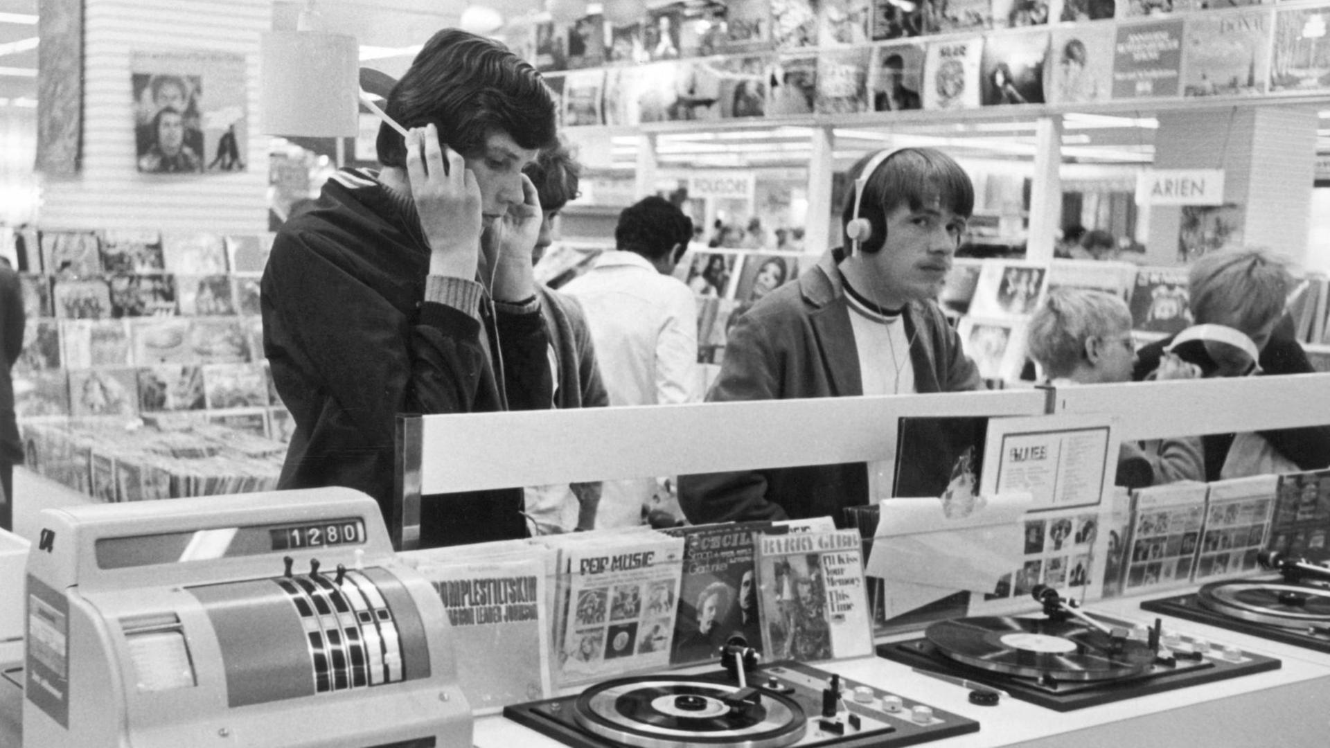Jugendliche in einem Plattenladen in Hamburg in den 1970er Jahren. Jugendliche in einem Plattenladen in Hamburg in den 1970er Jahren.