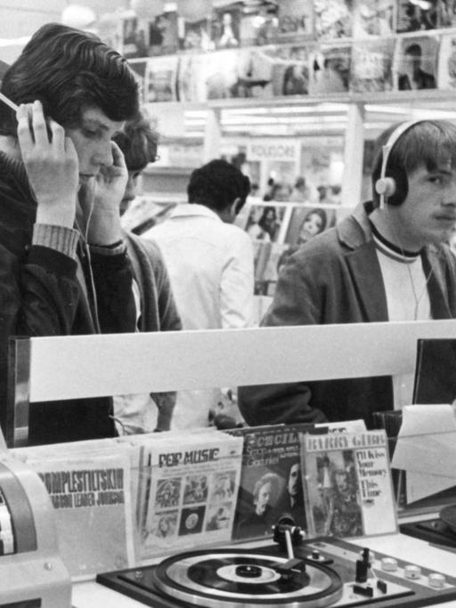 Jugendliche in einem Plattenladen in Hamburg in den 1970er Jahren.