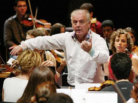 Daniel Barenboim und das West-Eastern Divan Orchestra im Jahr 2003 Daniel Barenboim und das West-Eastern Divan Orchestra im Jahr 2003