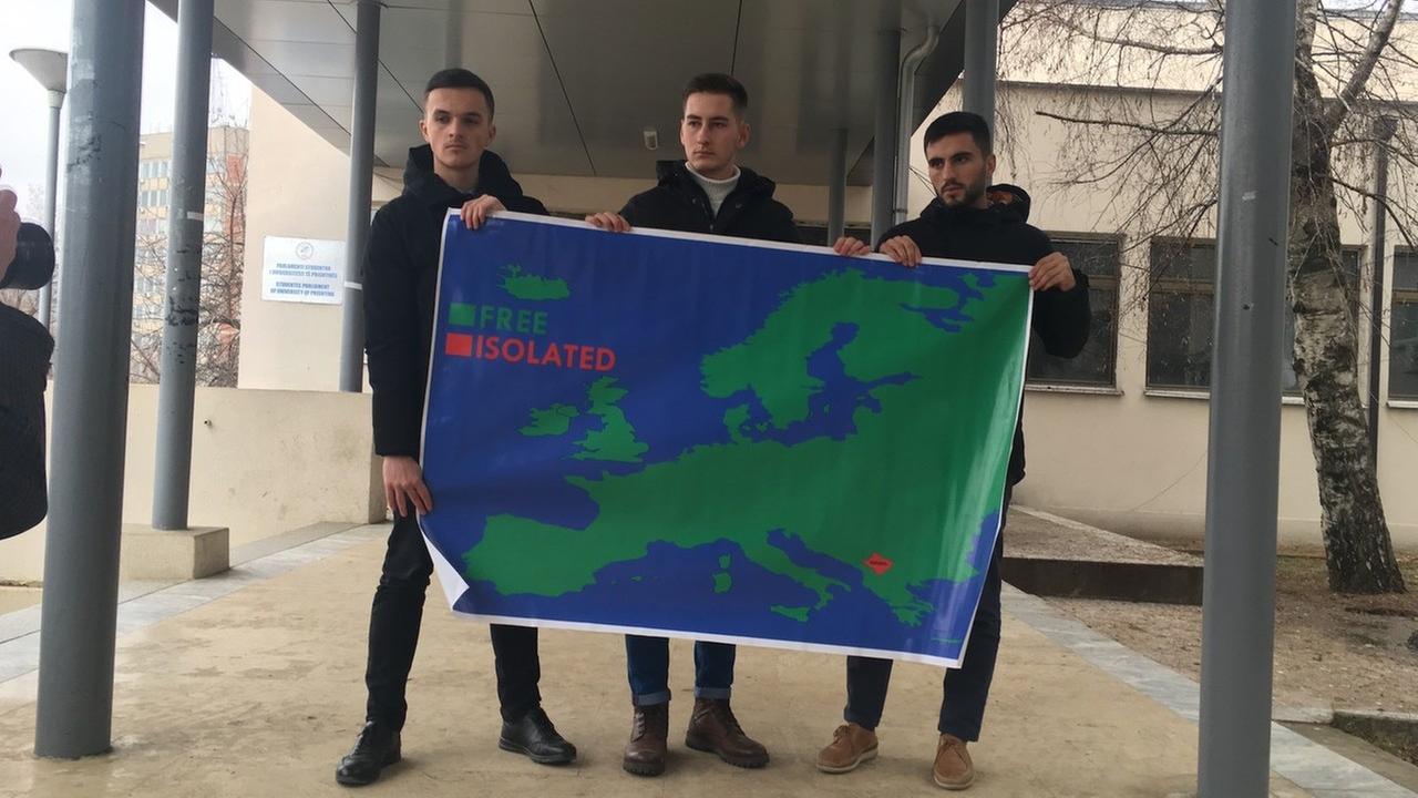Die Studenten: Edison Syla, Blendon Arifi und Bekim Ibishi demonstrieren für mehr Reisefreiheit in Europa Die Studenten: Edison Syla, Blendon Arifi und Bekim Ibishi demonstrieren für mehr Reisefreiheit in Europa