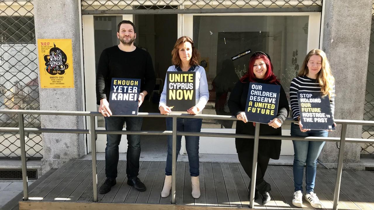 Die Friedensaktivisten von "Unite Cyprus Now" vor ihrem Büro in Nikosia. Die Friedensaktivisten von "Unite Cyprus Now" vor ihrem Büro in Nikosia.