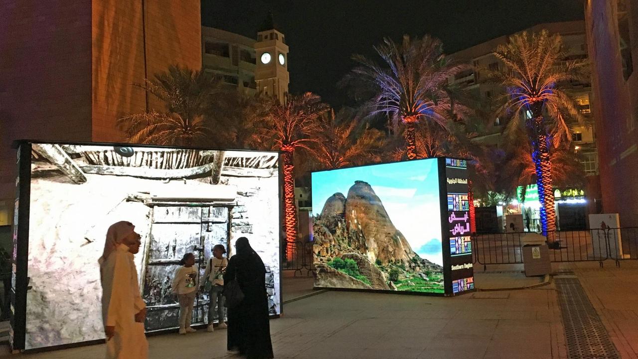 Riesige Fotowände beim Festival Riad Season zeigen Bilder vom Süden des Landes