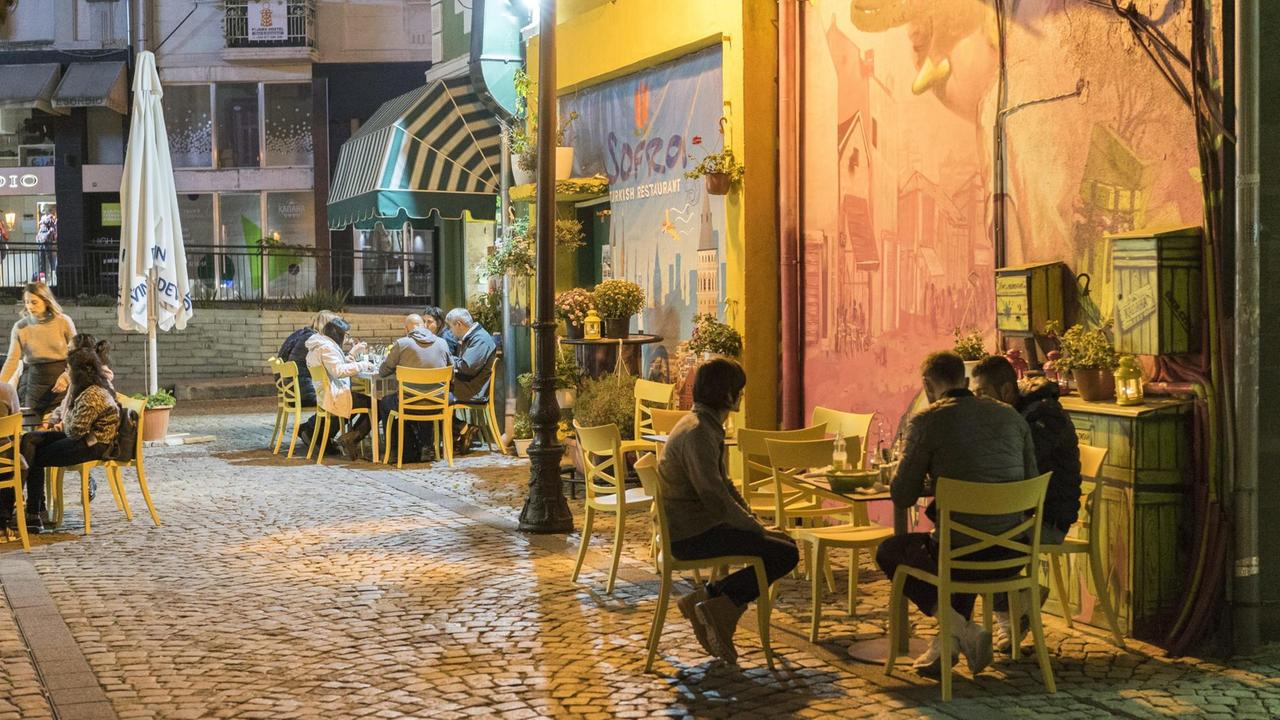 Strassencafé im Abendstimmung im Kreativquartier Kapana in Plovdiv Strassencafé im Abendstimmung im Kreativquartier Kapana in Plovdiv