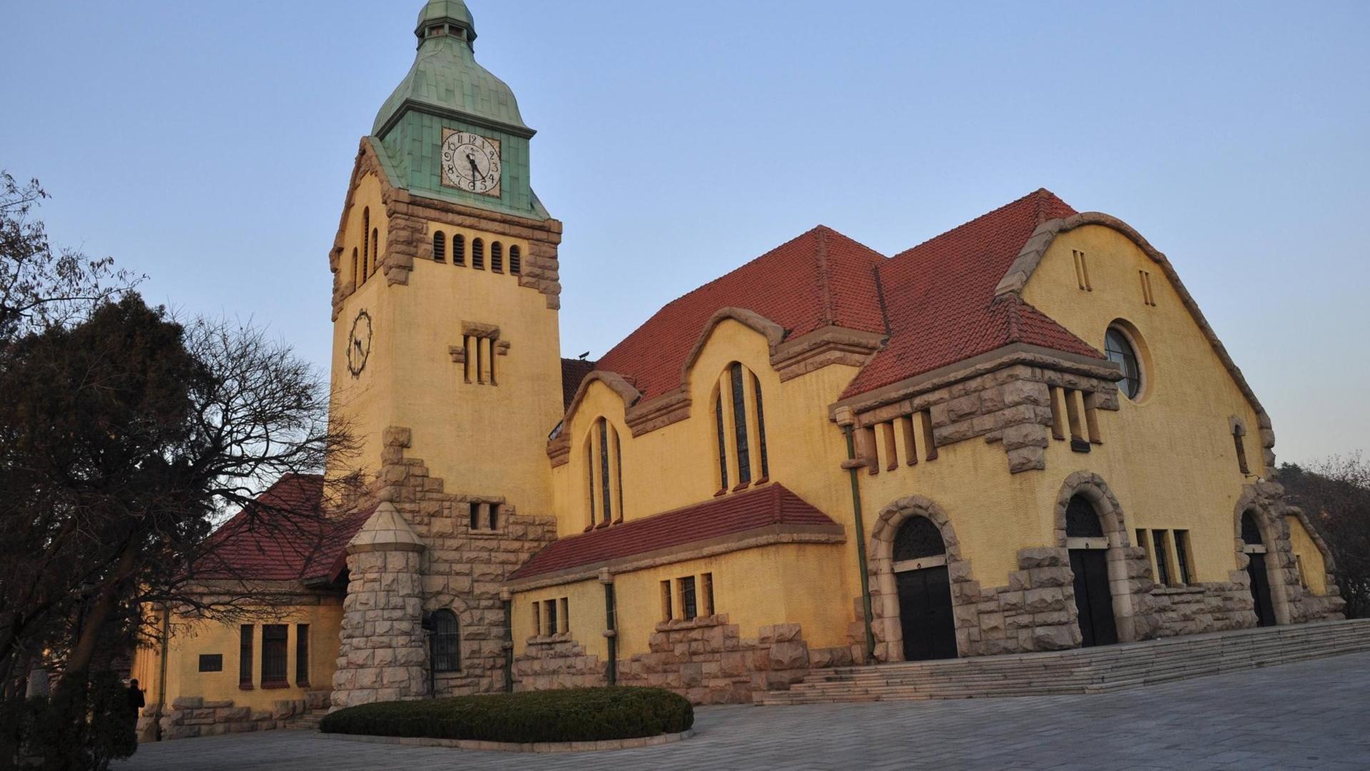 Evangelische Kirche nach deutscher Bauart in Qingdao in China Evangelische Kirche nach deutscher Bauart in Qingdao in China
