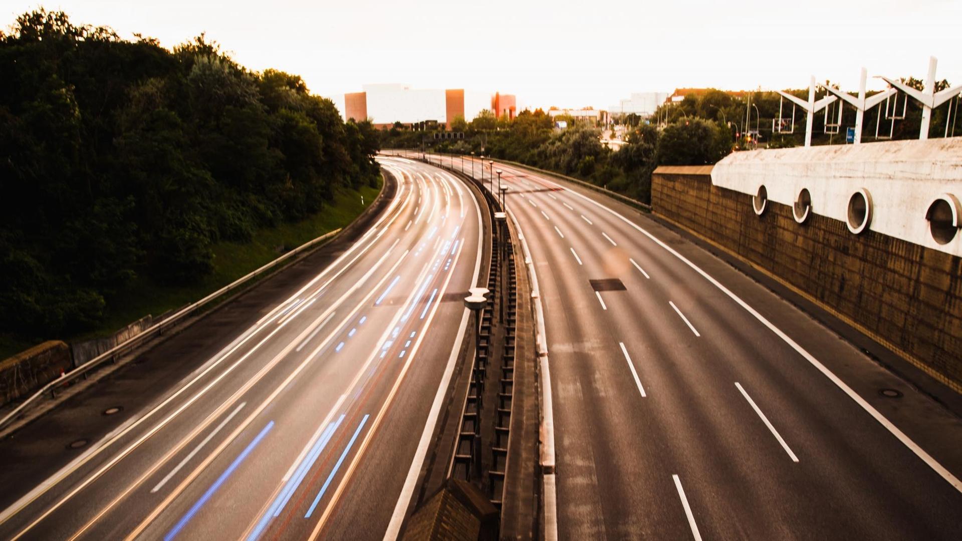 Eine leere Autobahn. Eine leere Autobahn.