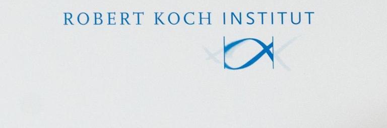 Das RKI-Logo in blauer Schrift auf weißem Papier. Das RKI-Logo in blauer Schrift auf weißem Papier.