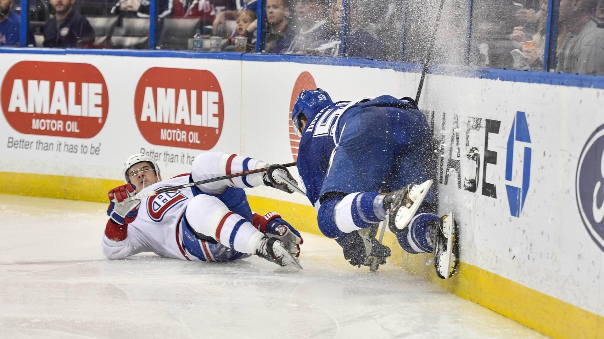 Charles Hudon von den Montreal Canadiens und Tampa Bay Lightning-Spieler Jake Dotchin bei einem Zusammenstoß auf dem Eis. Charles Hudon von den Montreal Canadiens und Tampa Bay Lightning-Spieler Jake Dotchin bei einem Zusammenstoß auf dem Eis.