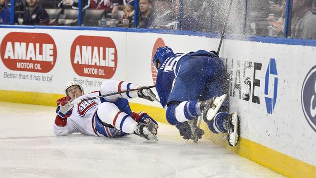Charles Hudon von den Montreal Canadiens und Tampa Bay Lightning-Spieler Jake Dotchin bei einem Zusammenstoß auf dem Eis.