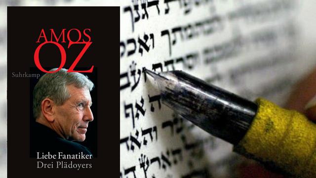 Ein Student schreibt hebräische Schriftszeichen mit einer Schreibfeder