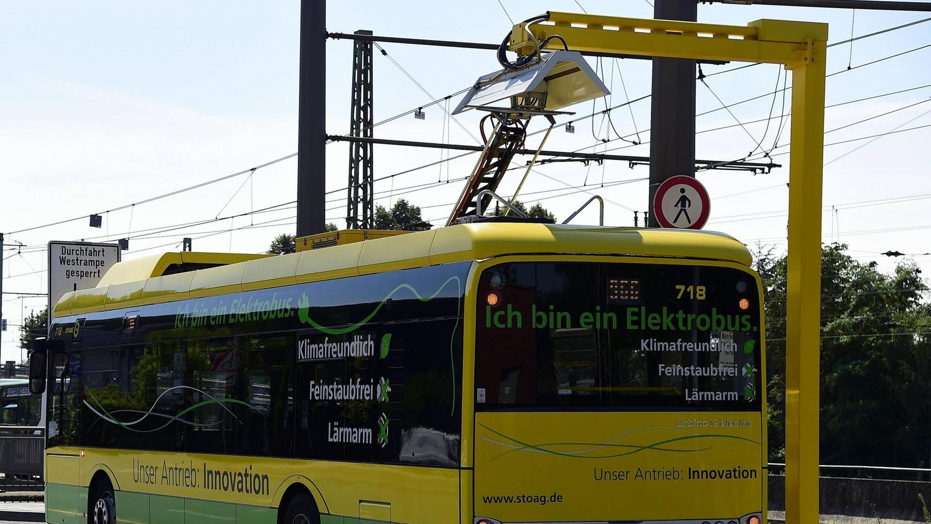 Ein Elektrobus an einer Ladestation in Oberhausen, Nordrhein-Westfalen. Ein Elektrobus an einer Ladestation in Oberhausen, Nordrhein-Westfalen.