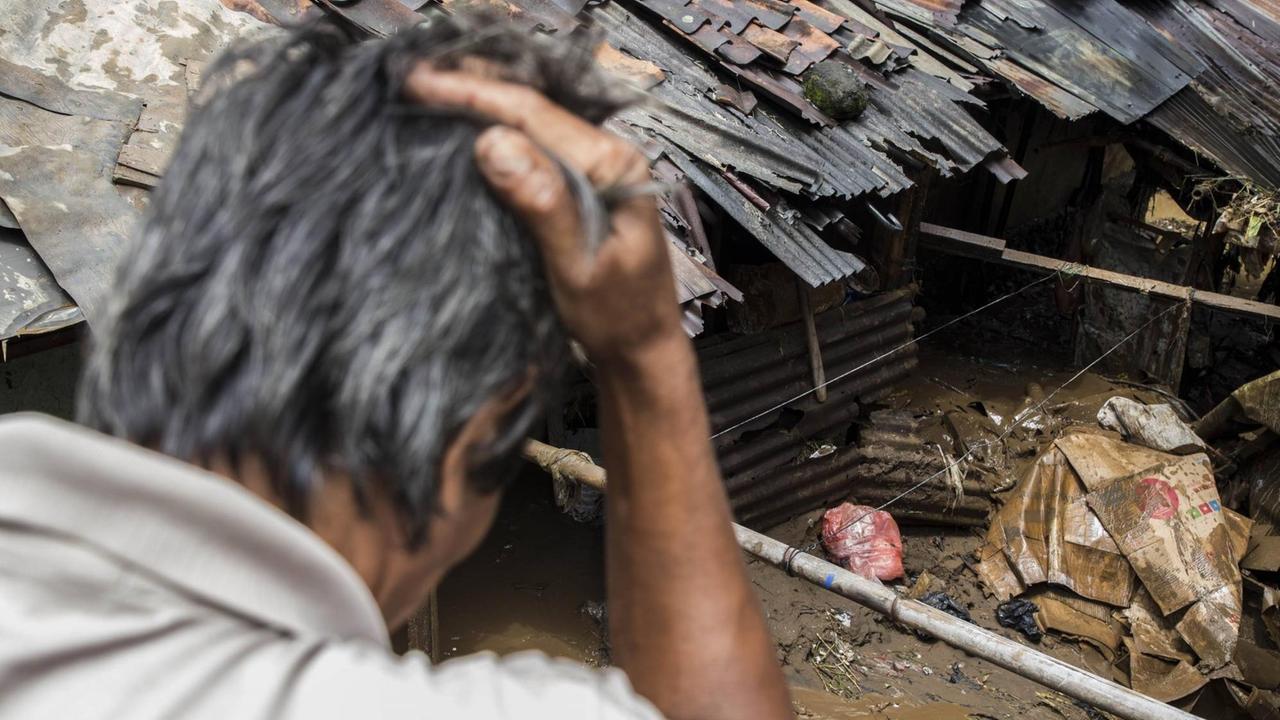 Nach heftigem Starkregen hat die Flut des Ciliwung-Flusses nur Trümmer und Müll hinterlassen. Ein Mann betrachtet die Schäden vom Dach seines Hauses.
February 5, 2018 - Bogor, West Java, Indonesia - Bogor, West Java, 05 February 2018 : As heavy rain hit most of area in Indonesia, one of the place Bogor that was flowed by Ciliwung River over flowed and hit the area soon also hit Jakarta. Some home and school at the area hit by flood from the river because of stock pile of garbage that halt the flow of the water, it s very common for Indonesia people just throw garbage to the river as the law enforcement for environtment very weak at the country. Nach heftigem Starkregen hat die Flut des Ciliwung-Flusses nur Trümmer und Müll hinterlassen. Ein Mann betrachtet die Schäden vom Dach seines Hauses.
February 5, 2018 - Bogor, West Java, Indonesia - Bogor, West Java, 05 February 2018 : As heavy rain hit most of area in Indonesia, one of the place Bogor that was flowed by Ciliwung River over flowed and hit the area soon also hit Jakarta. Some home and school at the area hit by flood from the river because of stock pile of garbage that halt the flow of the water, it s very common for Indonesia people just throw garbage to the river as the law enforcement for environtment very weak at the country.
