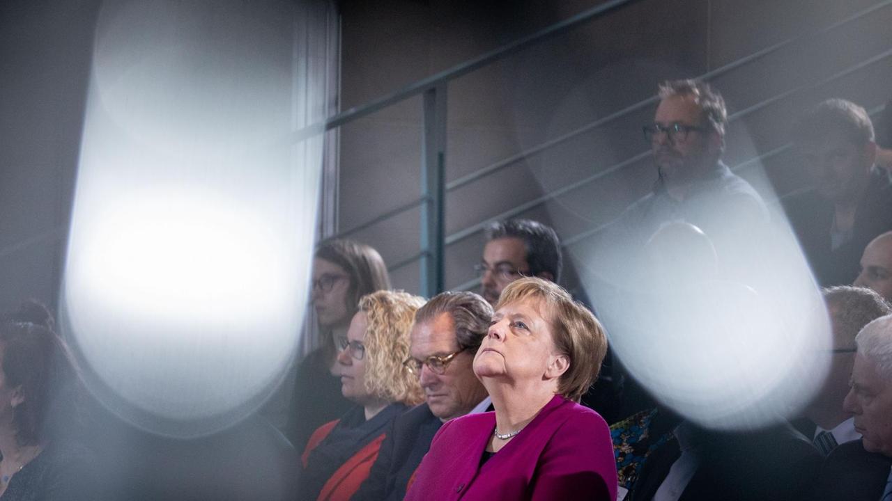 Bundeskanzlerin Angela Merkel sitzt im Publikum und schau nach oben Bundeskanzlerin Angela Merkel sitzt im Publikum und schau nach oben