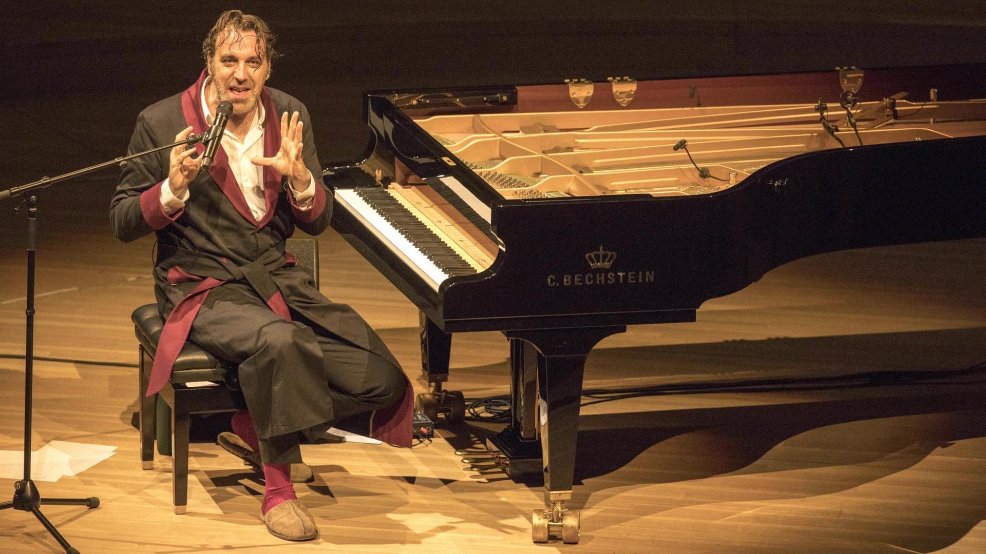 Der kanadische Musiker Chilly Gonzales, eigentlich Jason Charles Beck, sitzt bei einem Konzert am 21.08.2019 in der Hamburger Elbphilharmonie am Flügel. Der kanadische Musiker Chilly Gonzales, eigentlich Jason Charles Beck, sitzt bei einem Konzert am 21.08.2019 in der Hamburger Elbphilharmonie am Flügel.