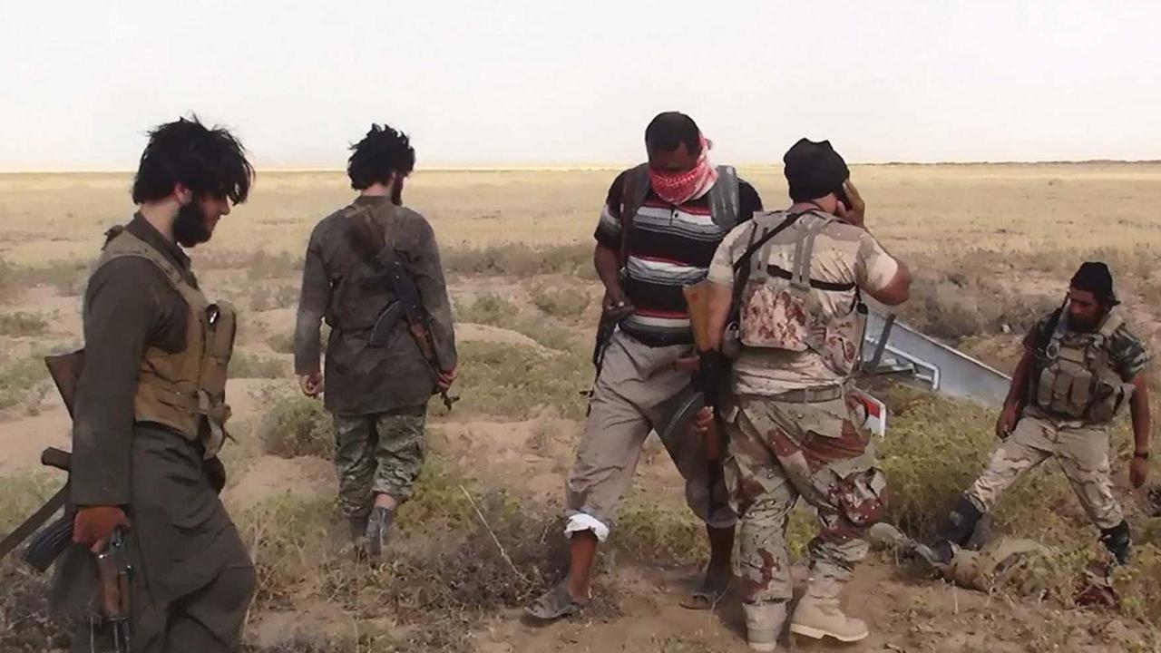 Das Foto stammt von der Gruppe Albaraka News, die den Dschihadisten nahe steht. Es zeigt mutmaßliche Kämpfer des IS, die nahe der Grenze zwischen Syrien und dem Irak Stellung beziehen. Das Foto stammt von der Gruppe Albaraka News, die den Dschihadisten nahe steht. Es zeigt mutmaßliche Kämpfer des IS, die nahe der Grenze zwischen Syrien und dem Irak Stellung beziehen.