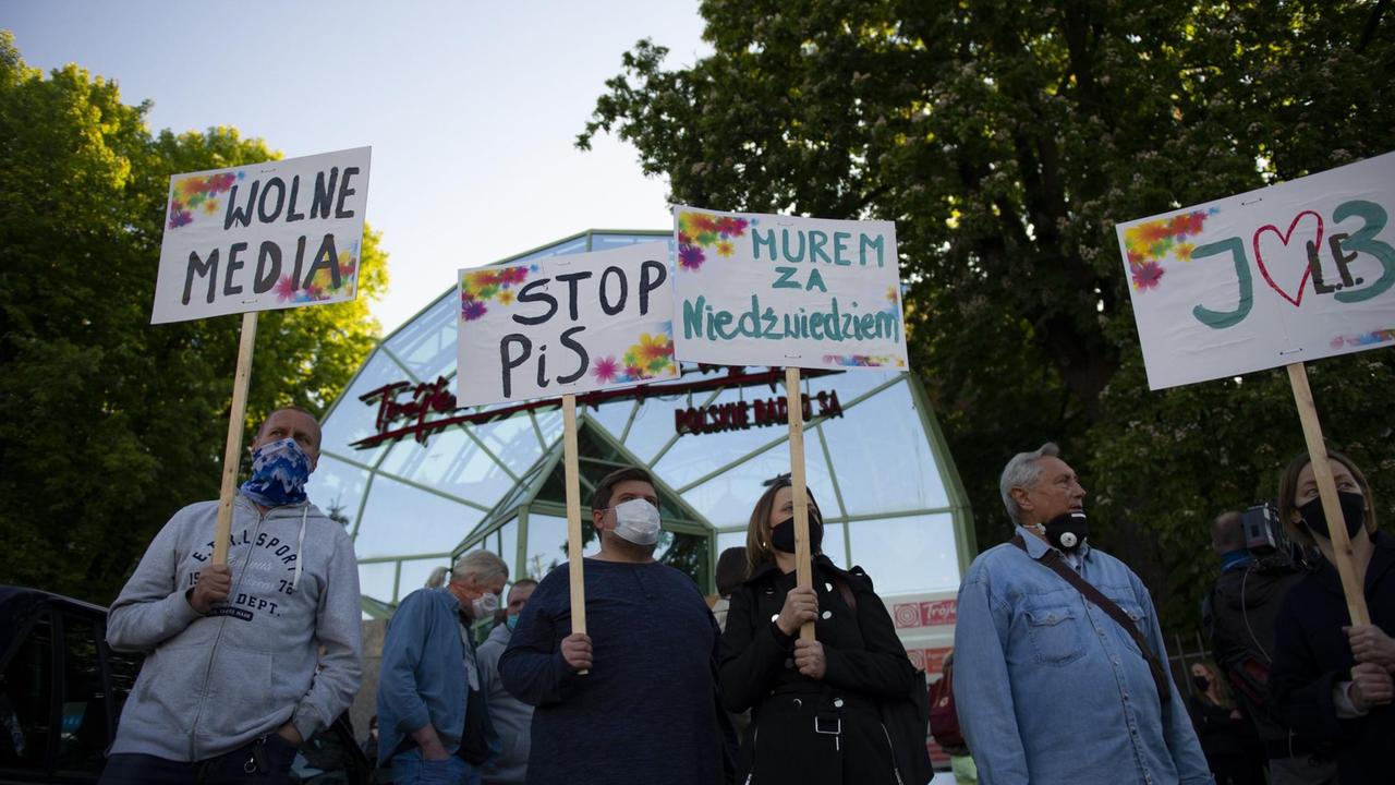 Menschen halten Schilder in der Hand und demonstrieren im Mai 2020 in Warschau für Medienfreiheit und gegen Zensur. Menschen halten Schilder in der Hand und demonstrieren im Mai 2020 in Warschau für Medienfreiheit und gegen Zensur.