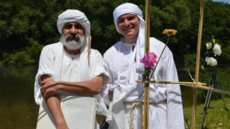 Sam Saidi (rechts) mit einem mandäischen Priester Sam Saidi (rechts) mit einem mandäischen Priester