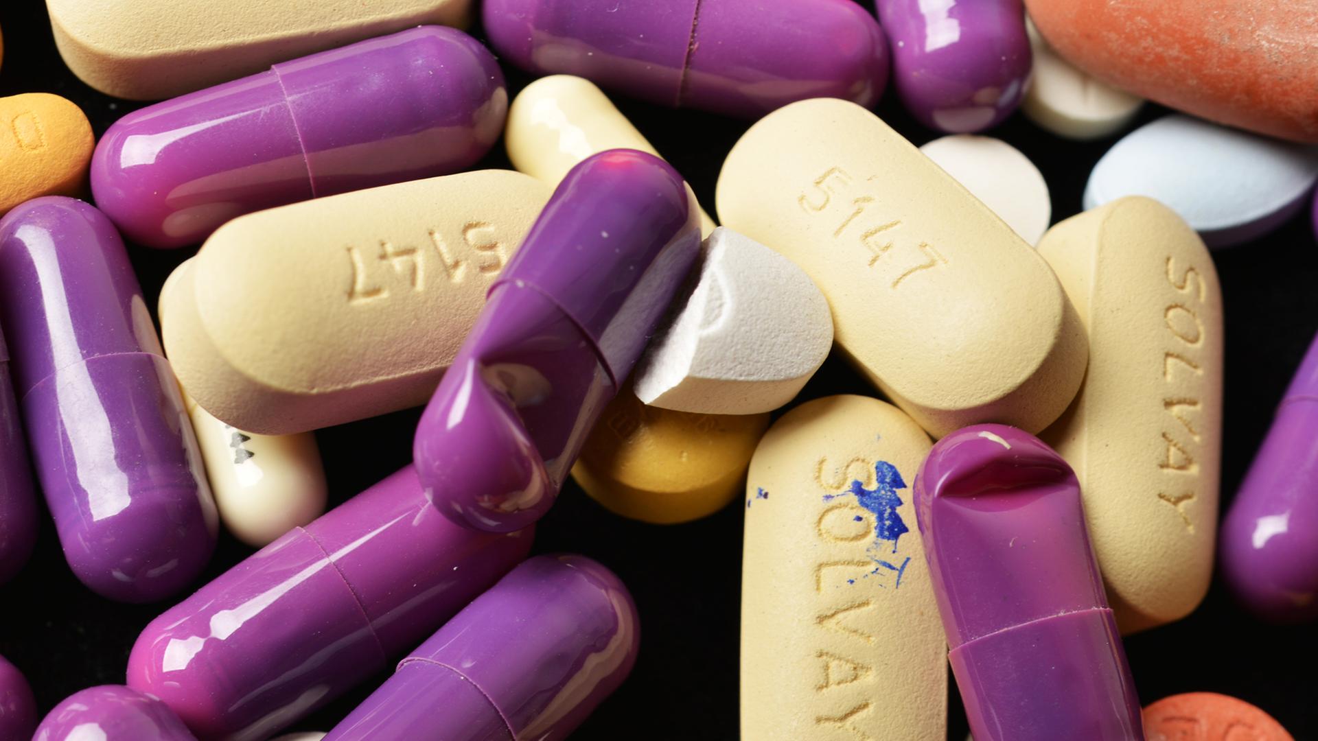 Ein Haufen gemischert, bunter Tabletten Ein Haufen gemischert, bunter Tabletten