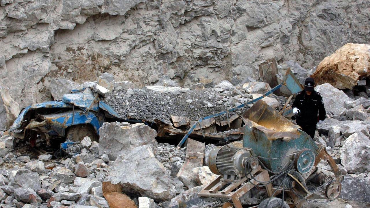 Zerstörte Geräte nach einem Unfall in einem Steinbruch in China Zerstörte Geräte nach einem Unfall in einem Steinbruch in China