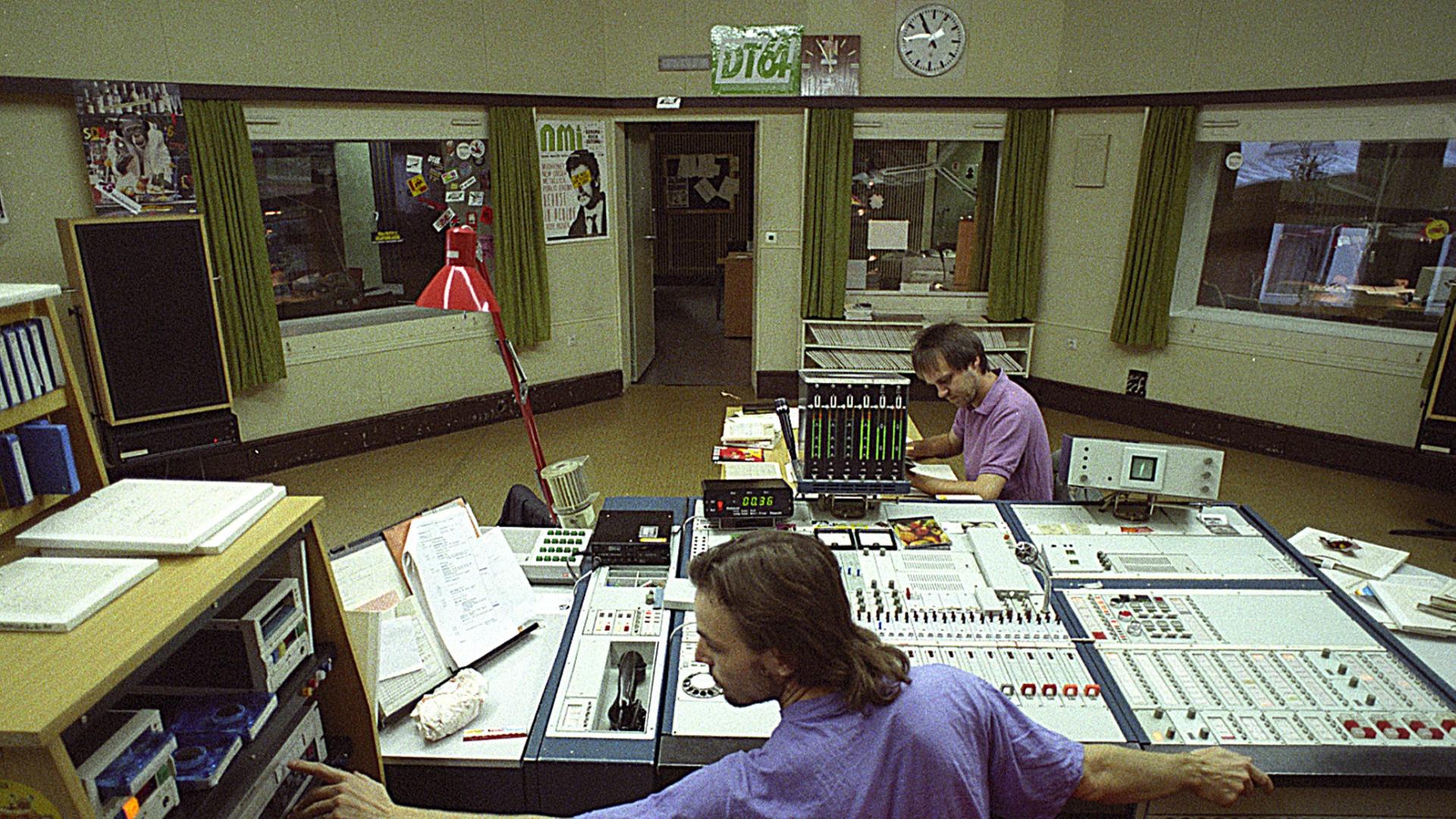 Blick ins Studio Der ostdeutsche Sender Jugendradio DT64, neben Rias 2 beliebtester Jugendsender, war zum Deutschlandtreffen der Jugend 1964 ins Leben gerufen worden. Daher die Bezeichnung DT64. Blick ins Studio Der ostdeutsche Sender Jugendradio DT64, neben Rias 2 beliebtester Jugendsender, war zum Deutschlandtreffen der Jugend 1964 ins Leben gerufen worden. Daher die Bezeichnung DT64.