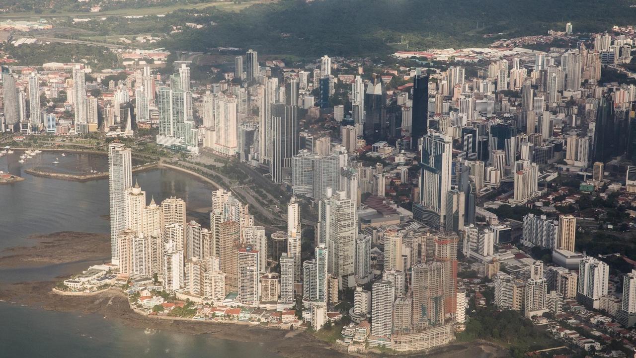 Die Skyline von Panamá-Stadt beim Anflug. 