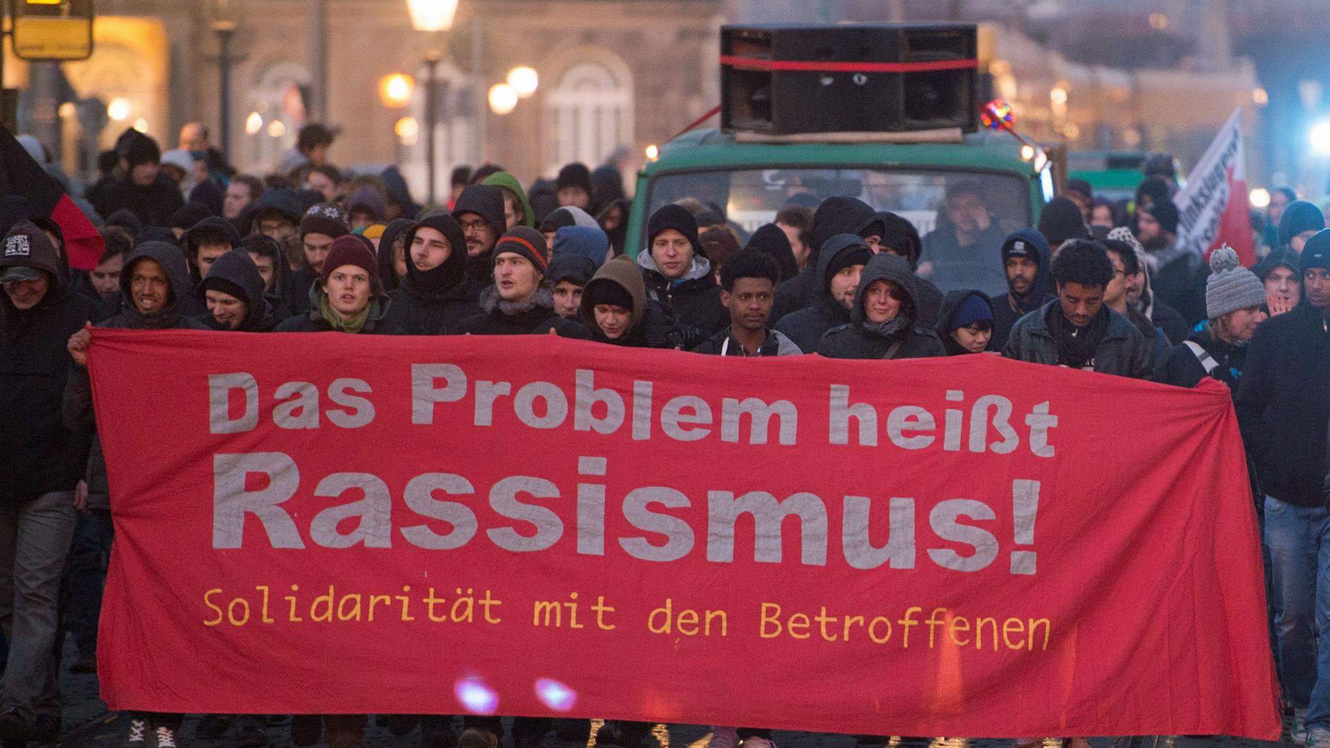 Gegner des islamkritischen Pegida-Bündnisses demonstrieren am 16.02.2015 in Dresden (Sachsen) mit einem Banner mit der Aufschrift "Das Problem heißt Rassismus". Die Pegida-Bewegung hatte sich Ende Januar 2015 in Dresden gespalten und einen Rechtsruck vollzogen. Gegner des islamkritischen Pegida-Bündnisses demonstrieren am 16.02.2015 in Dresden (Sachsen) mit einem Banner mit der Aufschrift "Das Problem heißt Rassismus". Die Pegida-Bewegung hatte sich Ende Januar 2015 in Dresden gespalten und einen Rechtsruck vollzogen.