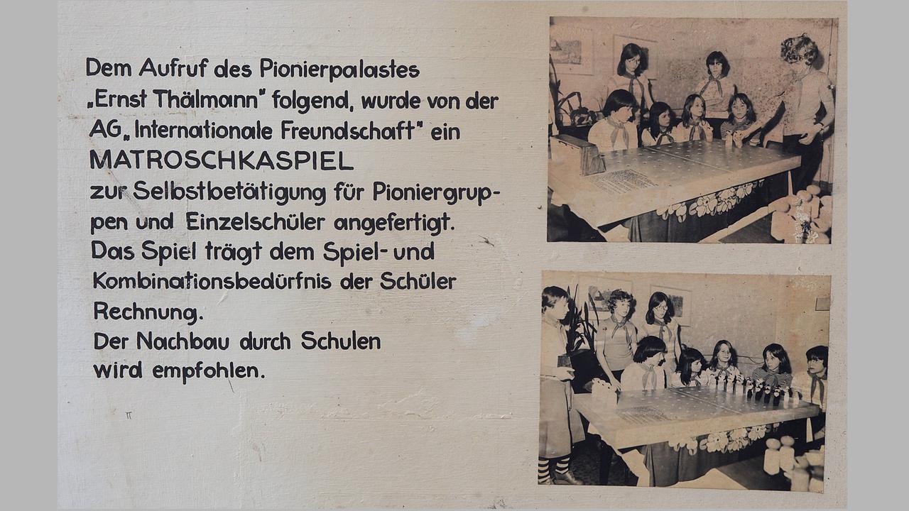 Wandzeitung im Pionierhaus in Peißnitz: Fotos von einem selbst angefertigten Matroschkaspiel, daneben der Text "Der Nachbau durch Schulen wird empfohlen." 