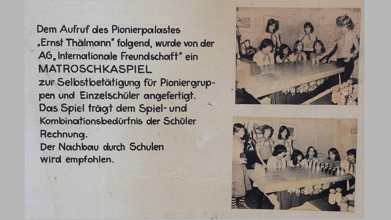 Wandzeitung im Pionierhaus in Peißnitz: Fotos von einem selbst angefertigten Matroschkaspiel, daneben der Text "Der Nachbau durch Schulen wird empfohlen." Wandzeitung im Pionierhaus in Peißnitz: Fotos von einem selbst angefertigten Matroschkaspiel, daneben der Text "Der Nachbau durch Schulen wird empfohlen."