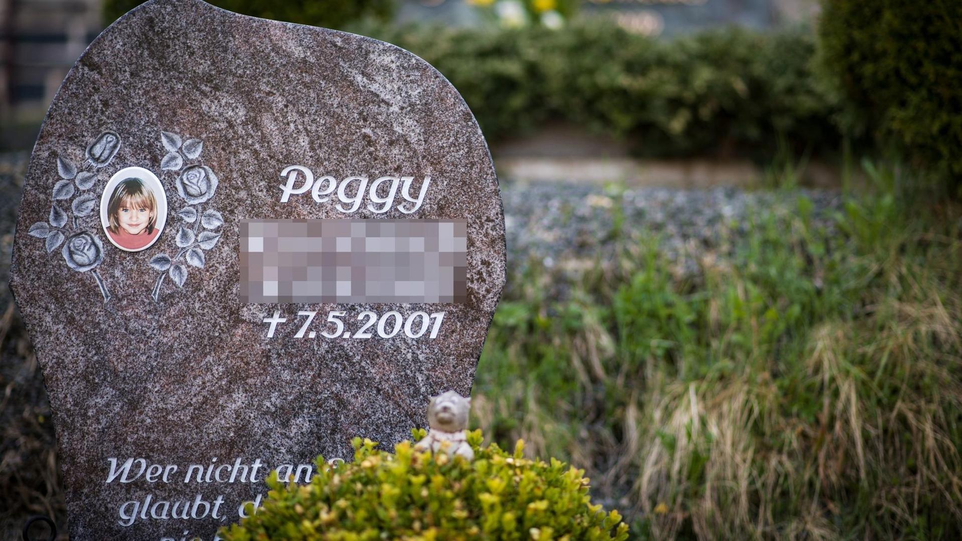 Ein Gedenkstein mit dem Porträt des Mädchens Peggy auf dem Friedhof in Nordhalben. Ein Gedenkstein mit dem Porträt des Mädchens Peggy auf dem Friedhof in Nordhalben.