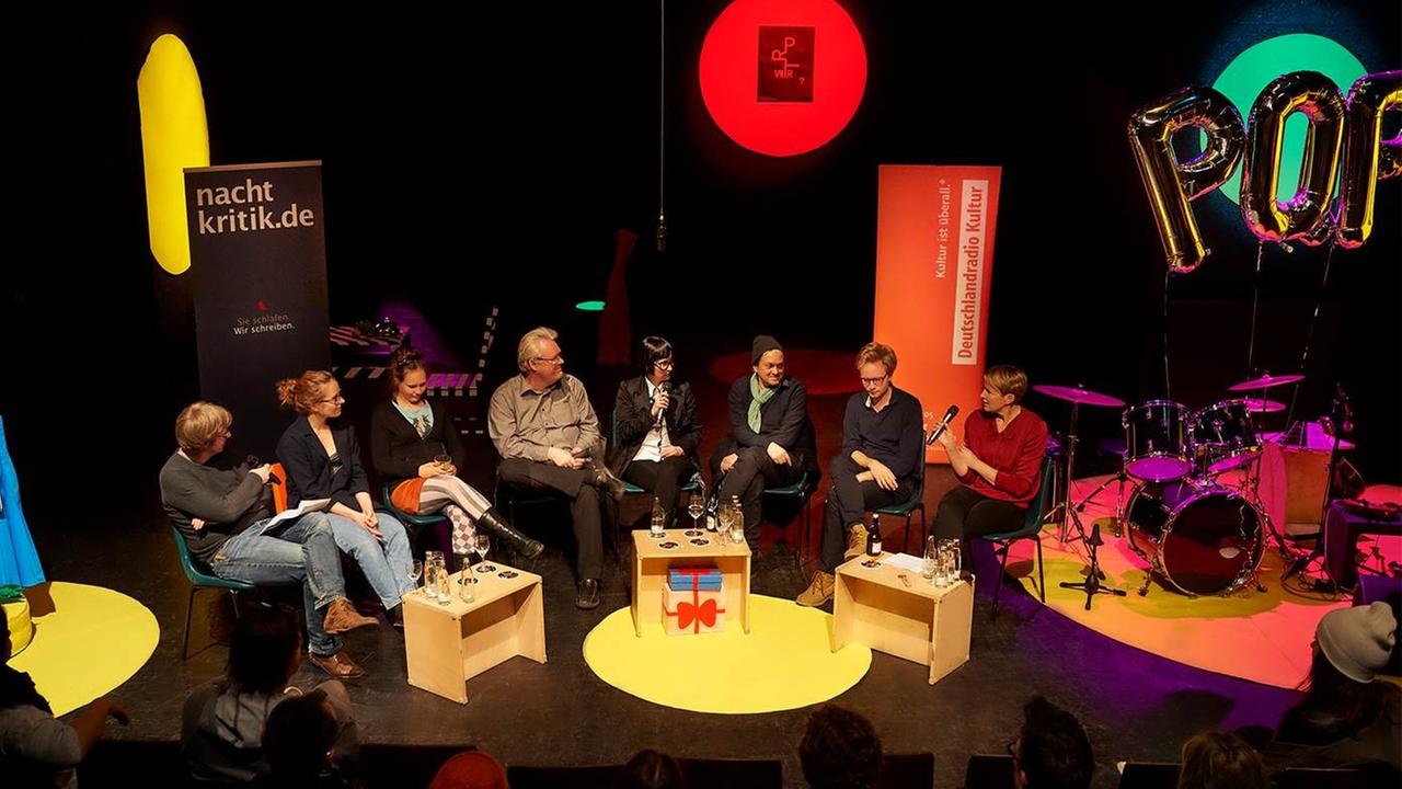 Gesprächsrunde im Prinzregentheater in Bochum: Christian Rakow (Moderation nachtkritik), Corinna Pohlmann (Schauspielerin), Yvonne Forster (Schausspielerin), Stefan Keim (Theaterkritiker), Romy Schmidt (Theaterleiterin), Frank Weiß (Dramaturg), Linus Ebner (Schauspieler) und Susanne Burkhardt (Moderation) Gesprächsrunde im Prinzregentheater in Bochum: Christian Rakow (Moderation nachtkritik), Corinna Pohlmann (Schauspielerin), Yvonne Forster (Schausspielerin), Stefan Keim (Theaterkritiker), Romy Schmidt (Theaterleiterin), Frank Weiß (Dramaturg), Linus Ebner (Schauspieler) und Susanne Burkhardt (Moderation)