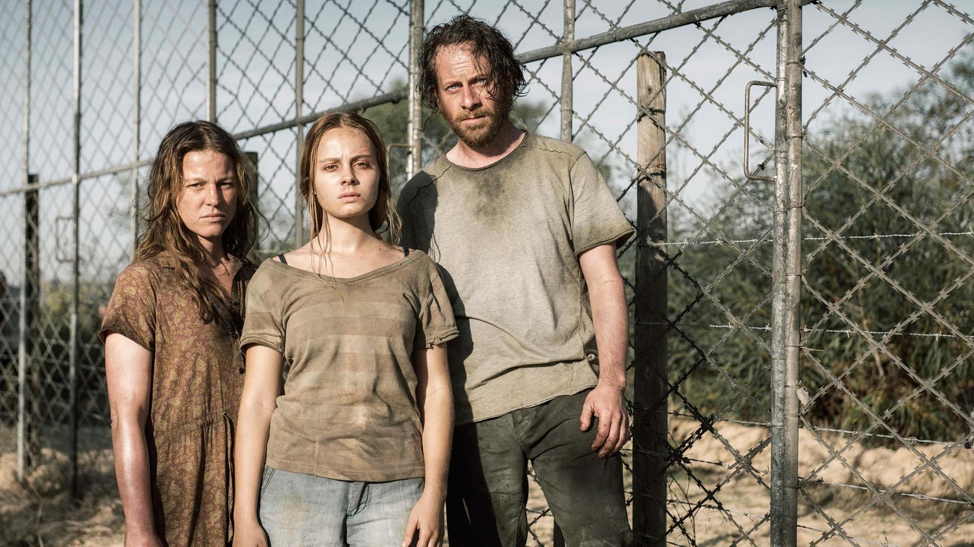 Szene aus dem Film "Aufbruch ins Ungewisse" (ARD/WDR), Autor: Eva und Volker A. Zahn, Gabriela Zerhau, Regie: Kai Wessel, mit Fabian Busch, Maria Simon und Athena Strates (M.) Ausstrahlung am 14.02.18 im ERSTEN. Szene aus dem Film "Aufbruch ins Ungewisse" (ARD/WDR), Autor: Eva und Volker A. Zahn, Gabriela Zerhau, Regie: Kai Wessel, mit Fabian Busch, Maria Simon und Athena Strates (M.) Ausstrahlung am 14.02.18 im ERSTEN.