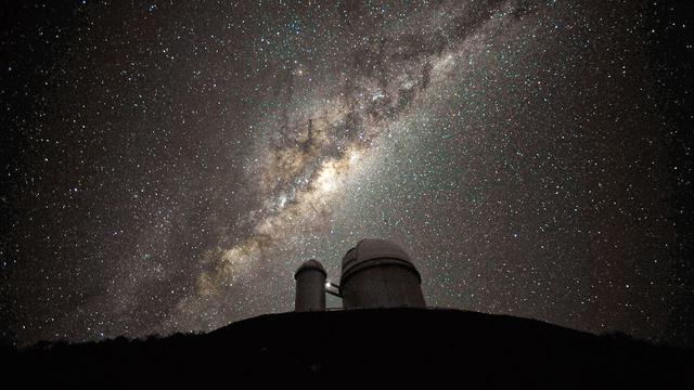 Das Band der Milchstraße über La Silla in Chile 