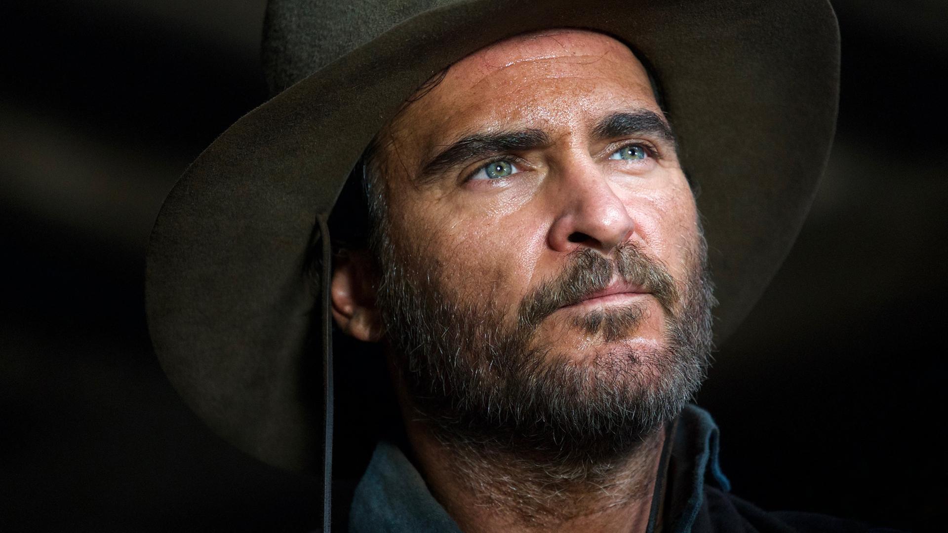 Filmstill: Joaquin Phoenix als Charlie Sisters, einer der Brüder in dem Western "The Sisters Brothers" Filmstill: Joaquin Phoenix als Charlie Sisters, einer der Brüder in dem Western "The Sisters Brothers"