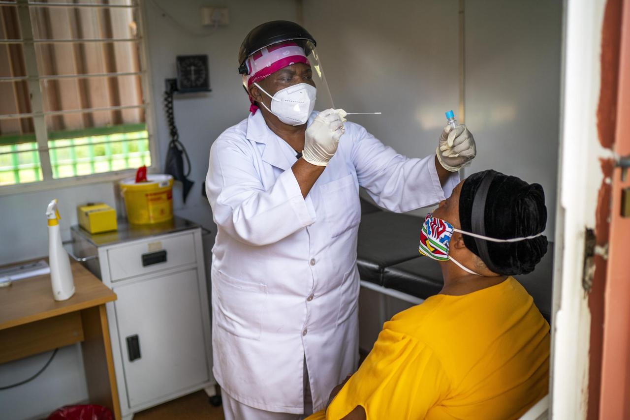 Eine Krankenschwester gibt einem Patienten einen COVID-19 Test in der Ndlovu Klinik, 200 km nordöstlich von Johannesburg. 